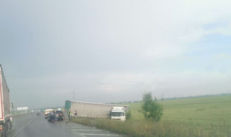Инцидент! Камион се озова в крайпътна канавка СНИМКА
