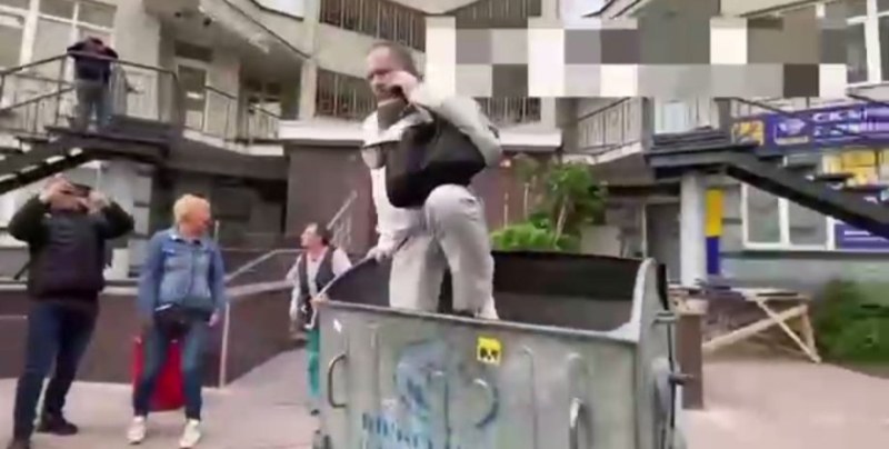 Изхвърлиха в боклука и заляха с урина бивш депутат в Киев ВИДЕО
