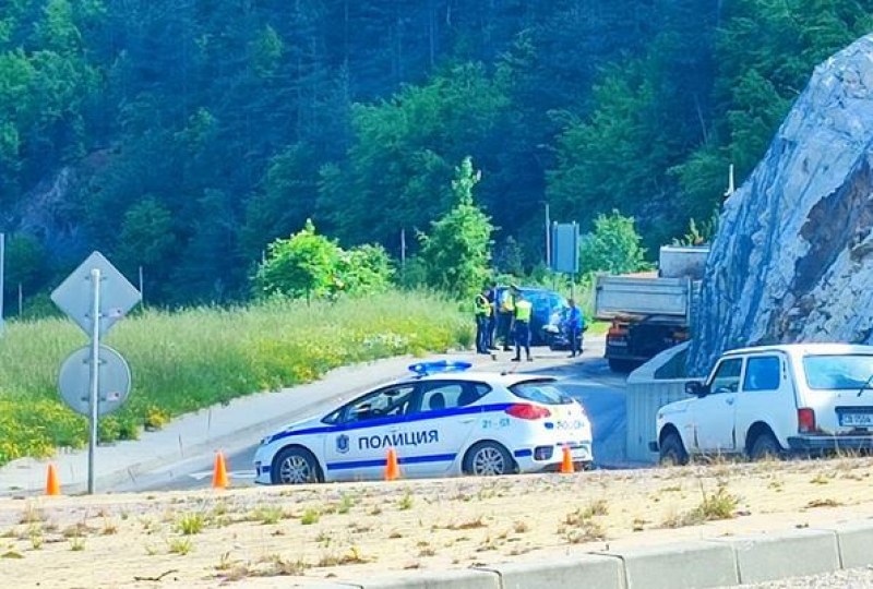 Камион и кола се сблъскаха, пострада мъж СНИМКА