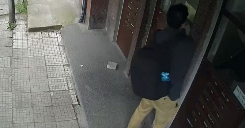 Мъж разби с камък входната врата на блок