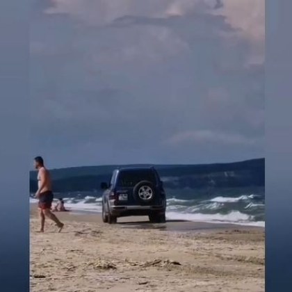 Шофьор подкара автомобила си на плажа в Шкорпиловци На кадрите се