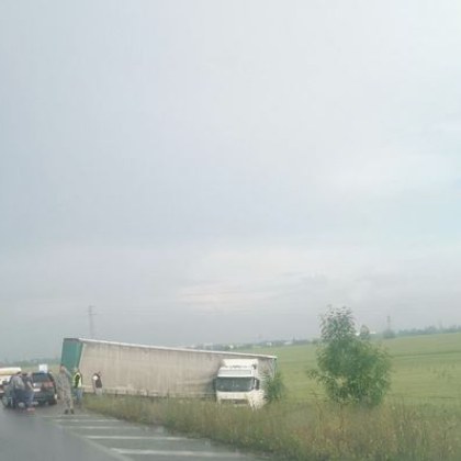 Нов пътен инцидент край София Камион се е озовал в канавката