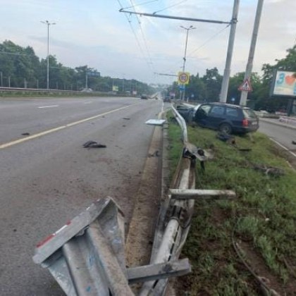 Кола се вряза в мантинела в София СНИМКА