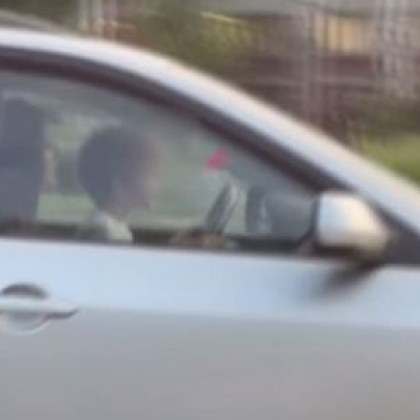 Майка позволи на детето си да шофира в София СНИМКА