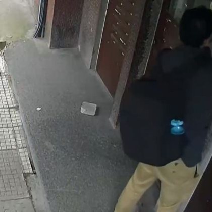 Мъж разби с камък входната врата на блок