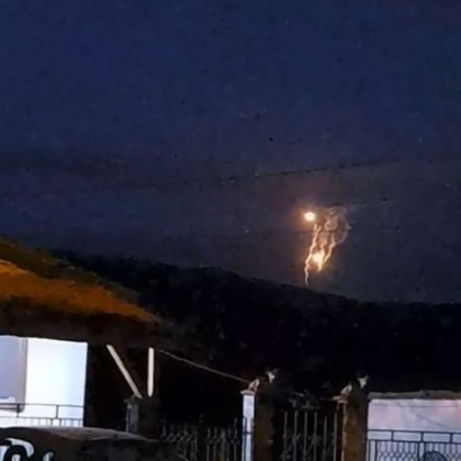 Кадри с огнени кълба над полигона Ново село обиколиха социалните