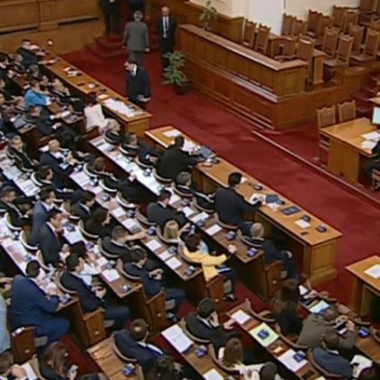 Депутатите създадоха временна комисия в парламента която e за имунитетите