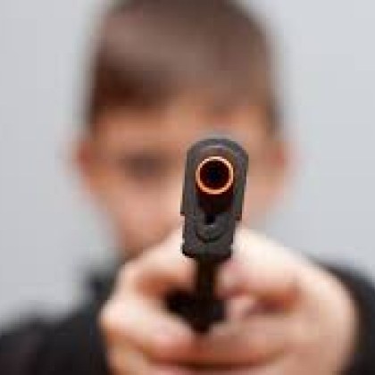 Ученик стреля в училище в град Лукавац в Босна и