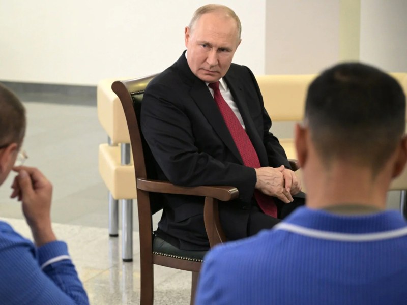 Преди ден руският президент Владимир Путин се срещна с военни командири,
