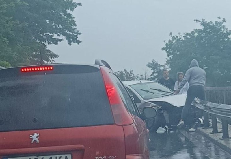 Кола се блъсна в мантинела до Пловдив СНИМКИ
