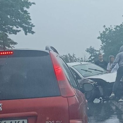 Кола се блъсна в мантинела до Пловдив СНИМКИ