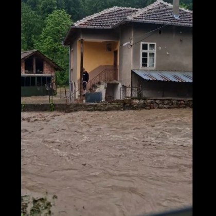 Наводнение в Етрополе след поредните обилни валежи от тази вечер