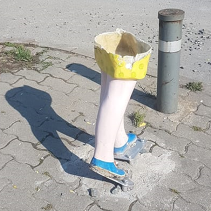 Казваме сбогом на кукла момиченце монтирана на пешеходната пътека в Стара Загора Вандалки