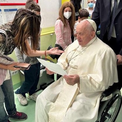 Ватиканът публикува първа снимка на папата след претърпяната операция на