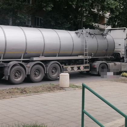 Влекач с цистерна уби рускиня в Айтос СНИМКИ