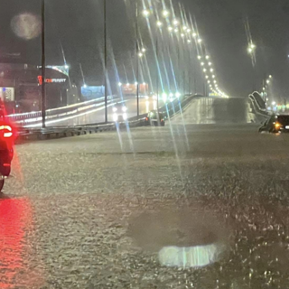 Водното бедствие в София: Евакуираха от закъсали коли петима души, сред които и деца