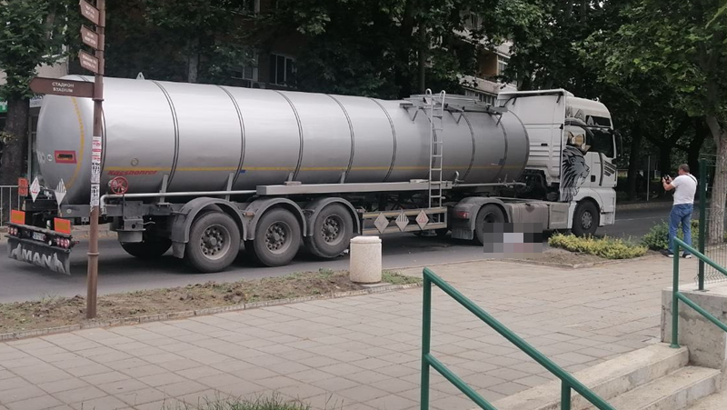 Влекач с цистерна уби рускиня в Айтос СНИМКИ