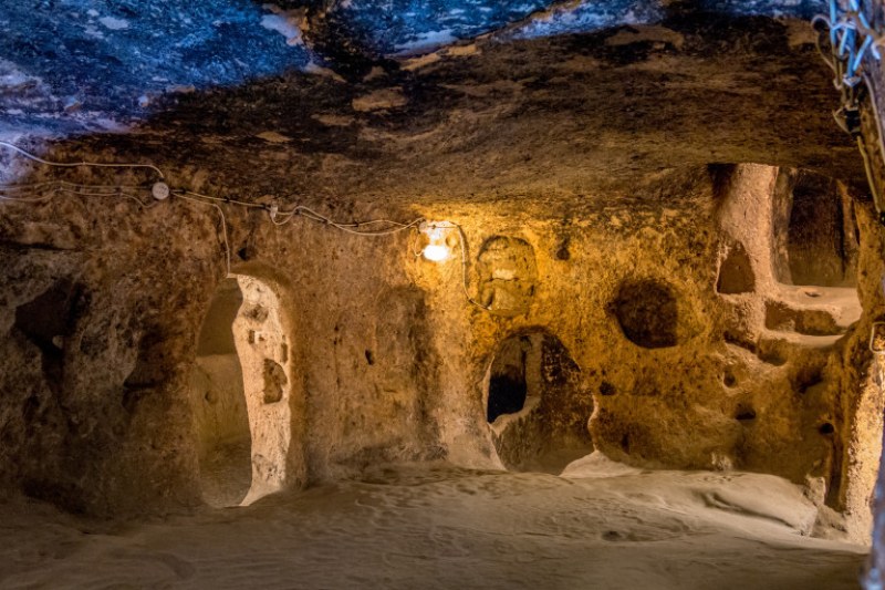 Как мъж тръгна да чисти мазето си и откри град на 2000 години?  СНИМКИ