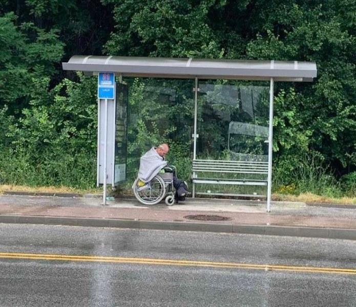Мъж в инвалидна количка прекара нощта под спирка в Пловдив СНИМКА