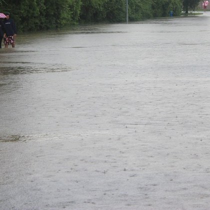 Аварийни екипи отводняват къщи и улици в столичен район