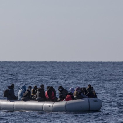 Надеждата за оцелели от потъналия плавателен съд с мигранти край