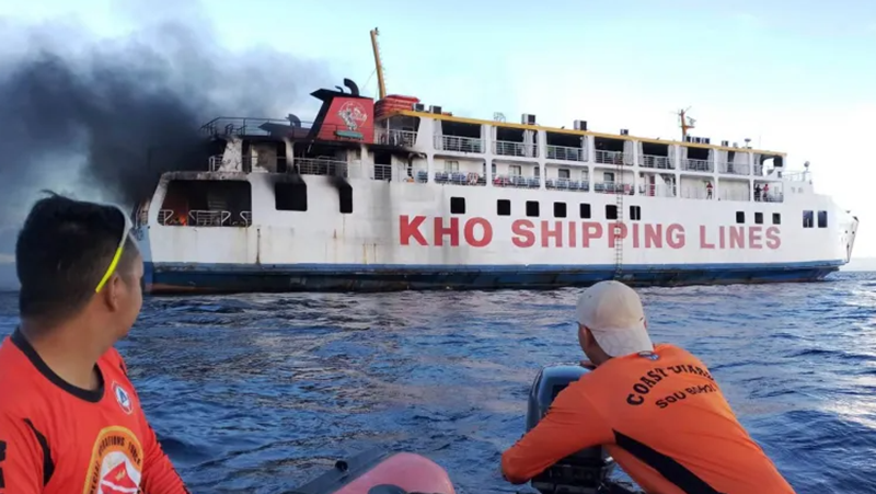Ферибот, превозващ 120 души, се подпали покрай бреговете на Филипините,