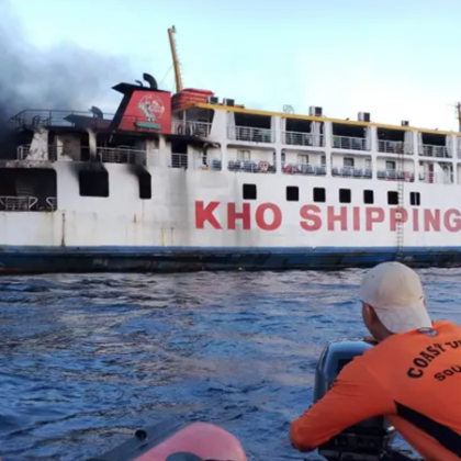 Ферибот превозващ 120 души се подпали покрай бреговете на Филипините