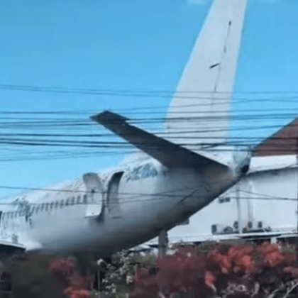 Внезапно откриха изоставен Боинг 737 в Бали СНИМКИ