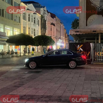 Скъпо возило навлезе на Главната улица на Пловдив СНИМКИ и ВИДЕО