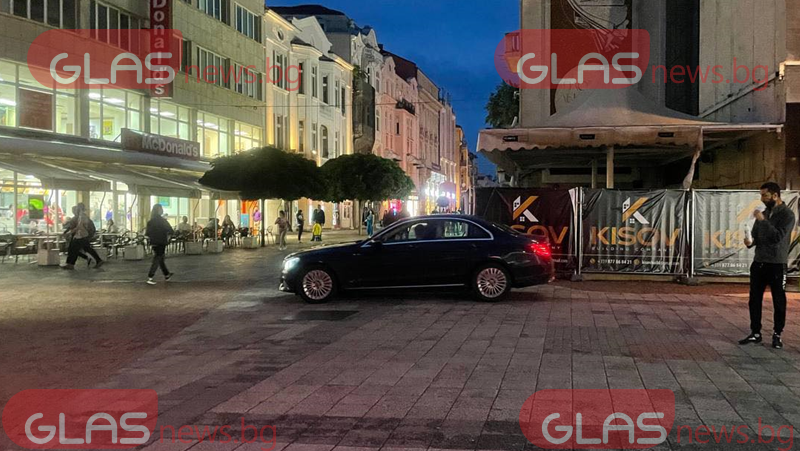 Скъпо возило навлезе на Главната улица на Пловдив СНИМКИ и ВИДЕО