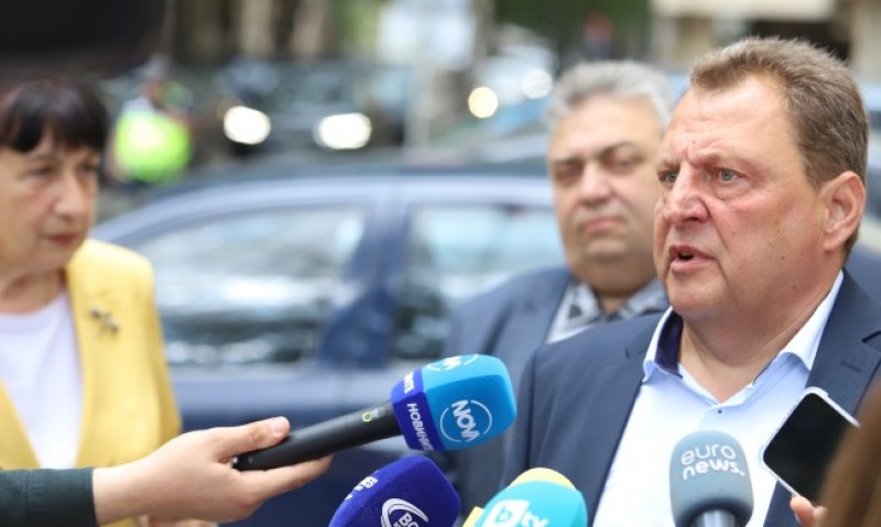 Кметове на наводнените райони: Партиите си правят евтин PR