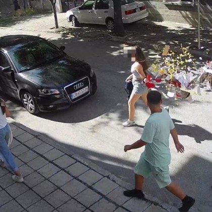 Деца разпиляха кашон с хартийки по улица в Асеновград Тяхното