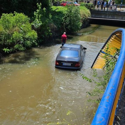 Катастрофа стана днес в Пазарджик Кола е полетяла в река