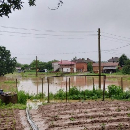 Жители на Монтанско: Водата стигна до над метър
