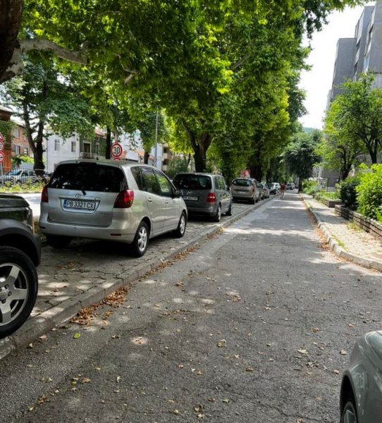 Паркирането в големите градове на страната става по-трудна задача с