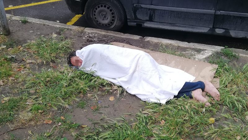 Дни наред мъж лежи на тротоар във Варна, помислиха го за мъртъв СНИМКИ