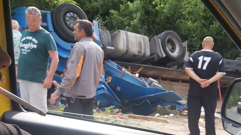 Товарен автомобил самокатастрофира - деца, пътували в него, са ранени СНИМКИ