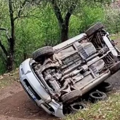 Кола се вряза в мантинела и се обърна в пропаст
