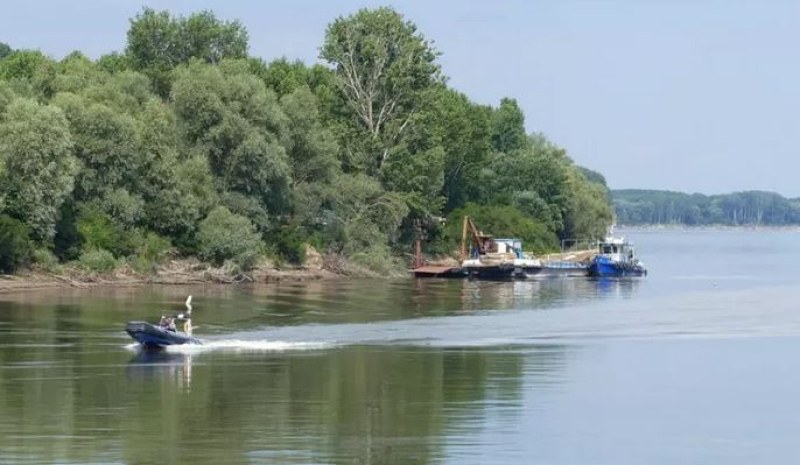 35 тона гориво се изля в Дунав, задържаха български капитан