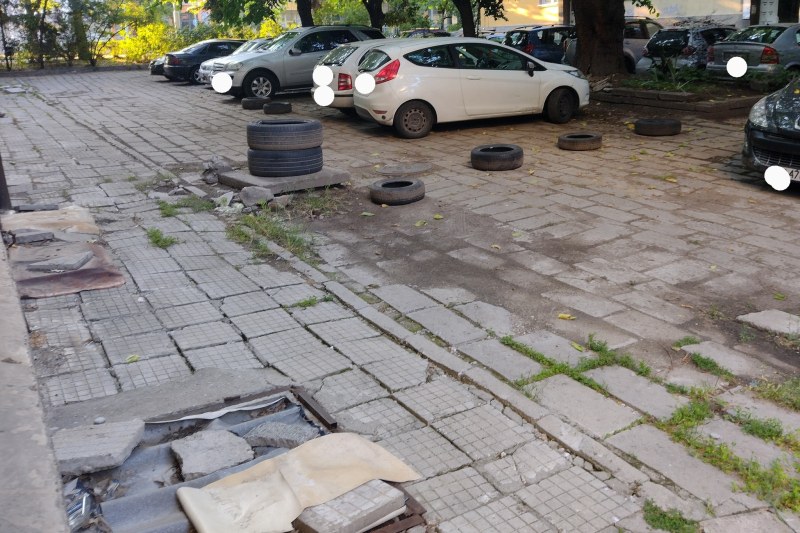 Гуми или туби с вода - кой метод е по-ефективен в битката за паркоместа?