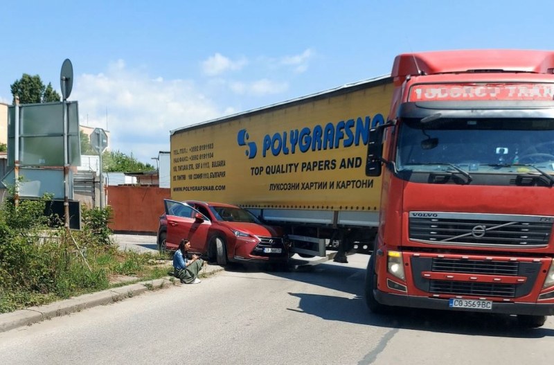 Пътен инцидент стана днес в София. Тежкотоварен камион и лек