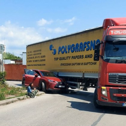 Пътен инцидент стана днес в София Тежкотоварен камион и лек