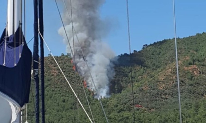 Голям пожар бушува до турски курорт  ВИДЕО