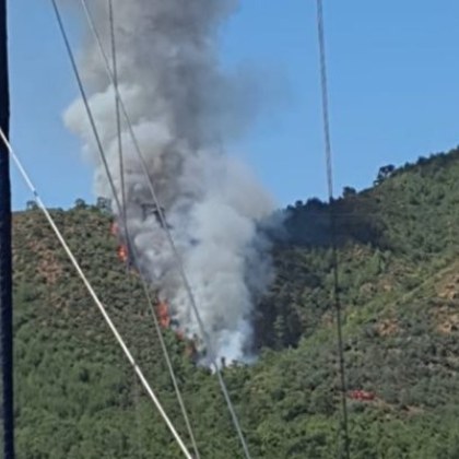 Голям горски пожар бушува край турския курорт Мармарис окръг Мугла