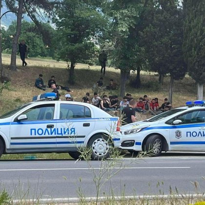 Полицията в Бургас залови 12 мигранти превозвани в автомобил със