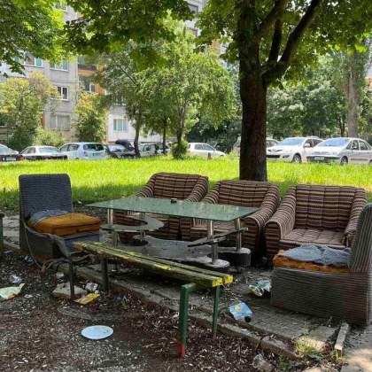 Импровизиран хол се появи на зелена площ в София Жители на