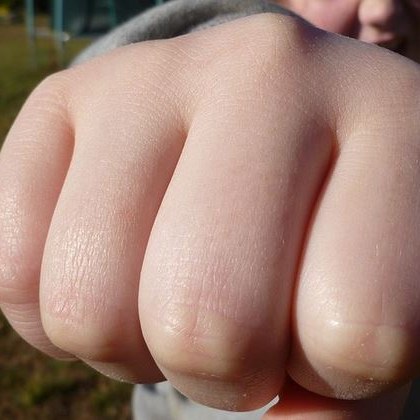 Младежи нахлуха в училище в Костинброд и удариха деветокласник Какви