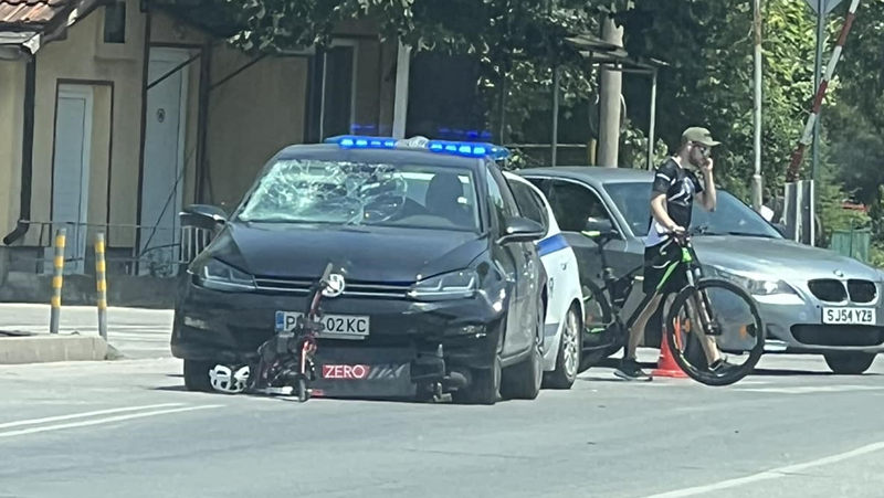 Катастрофа задръсти прелеза на бул. Пещерско шосе в Пловдив.Лек автомобил е