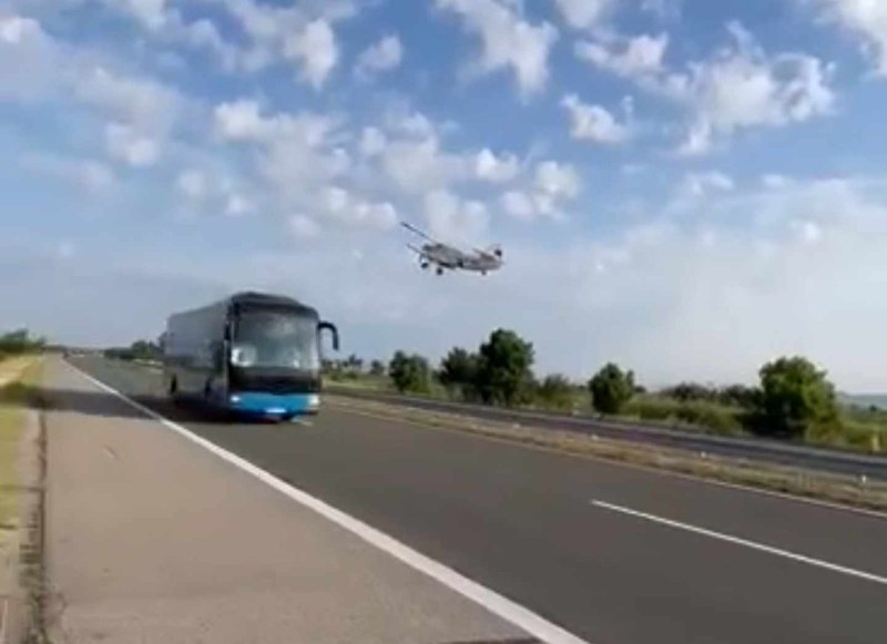 Самолет изплаши пътуващи по АМ Тракия с опасни маневри СНИМКИ