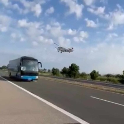 Малък самолет прелетя изключителни ниско над магистрала Тракия и стресна